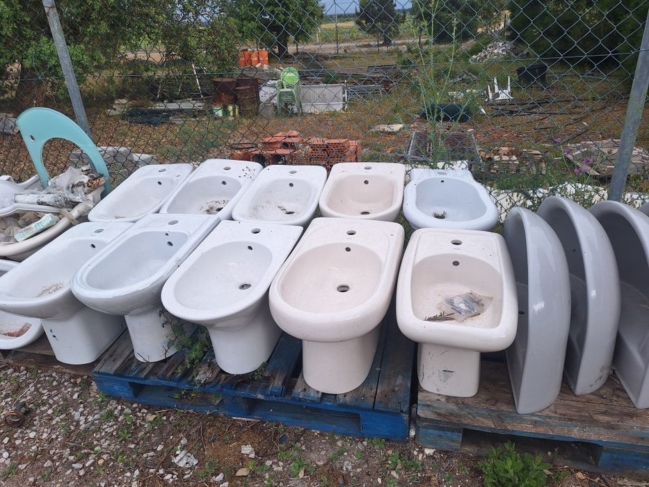 Lavatorios com e sem base.Bidés Moveis Pedras e algumas bases de duche- Tudo Novo para casa de Banho/WC