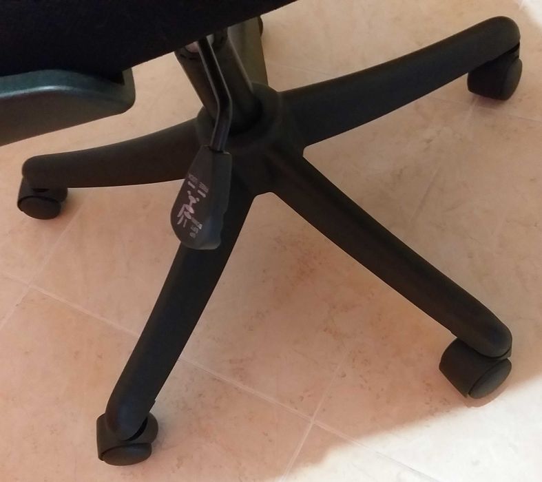 Cadeira de escritório ergonómica como Nova