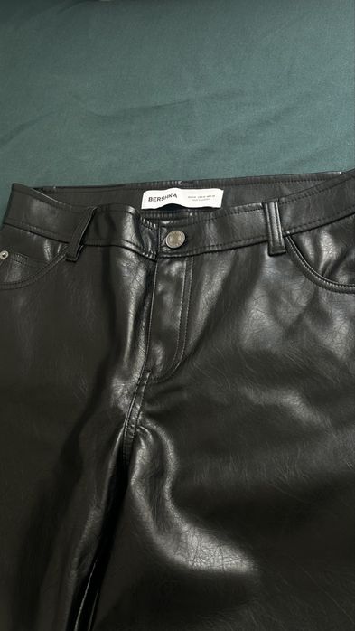 Шкіряні штани Bershka на осінь