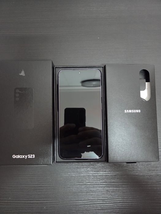 Telemóvel Samsung Galaxy S23 5G 256GB Excelente em Excelente Estado oferta de 4 capas e película de Gel já colocada.