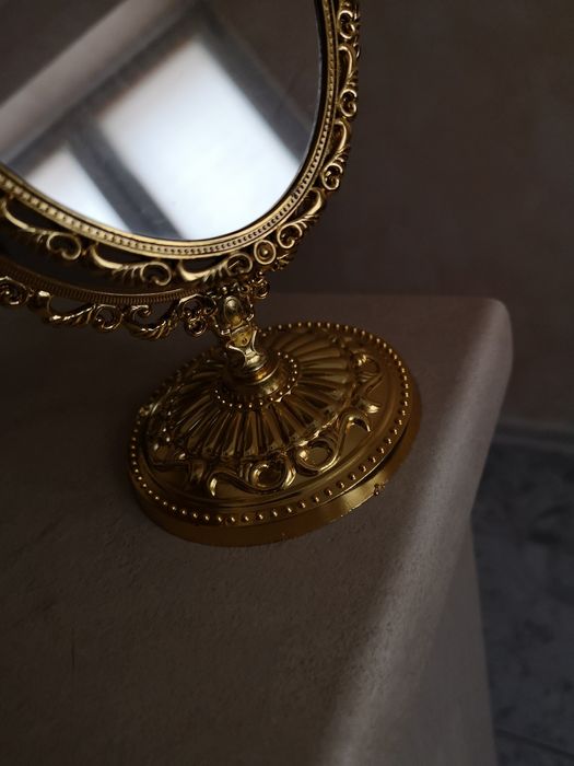 Lusterko w kolorze złotym