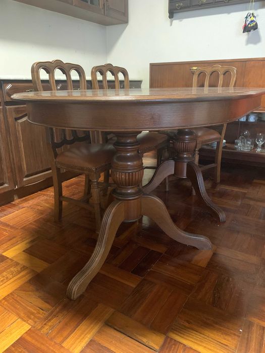 Mesa oval extensível de madeira com 6 cadeiras acolchoadas
