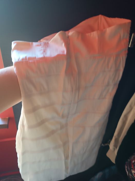 Sukienka o kroju body cocon kolor ecru