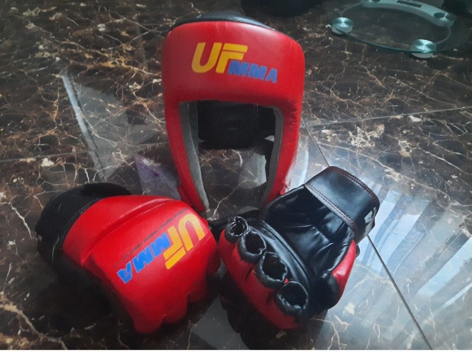 Шолом та перчатки UFMMA