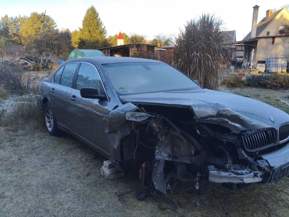 BMW E65 2004 uszkodzony