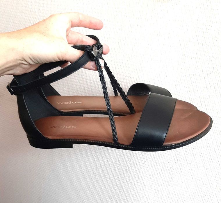 Czarne skórzane sandały z plecionymi rzemykami