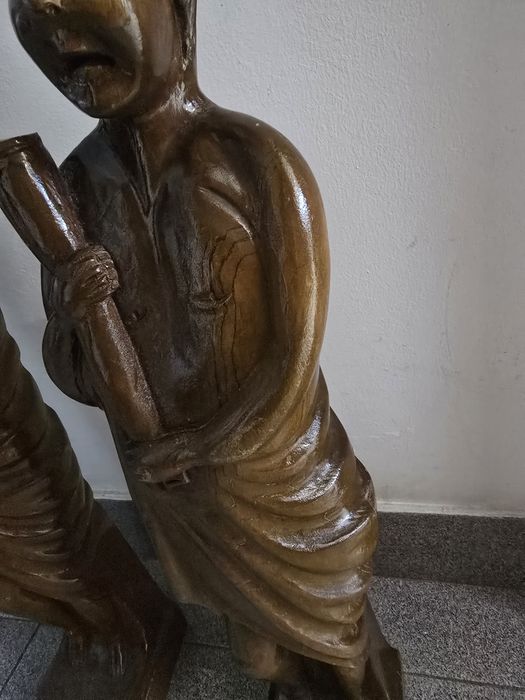 Duas figuras em madeira.
