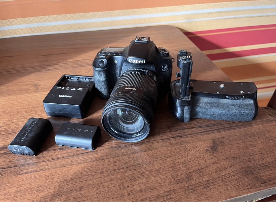 Дзеркальний фотоапарат Canon EOS 60D з об'єктивом 18-55mm