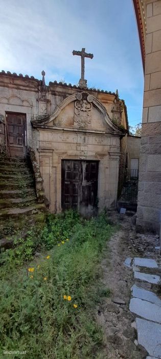 Moradia histórica com brasão e 800m2 de encanto rural