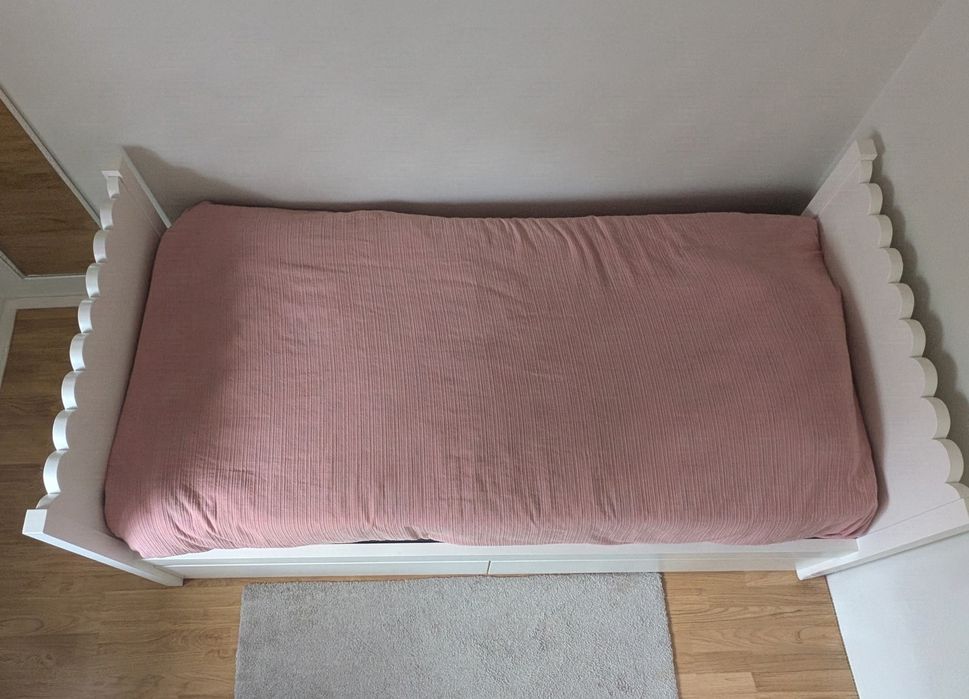 Cama de solteiro com gavetas