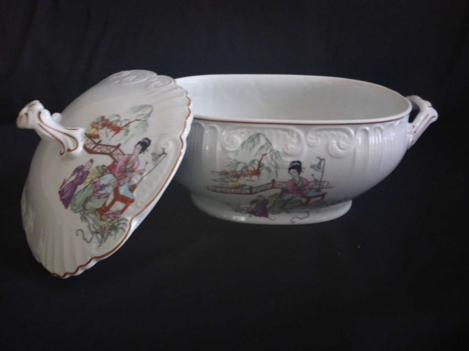 VISTA ALEGRE Travessa grande com tampa motivos Japoneses Muito antiga