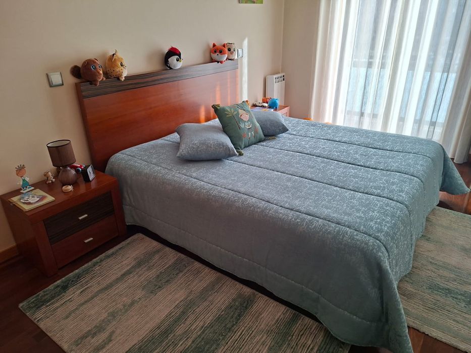 Cama completa 1,90 x 1,60  com colchão e 2 mesas de cabeceira