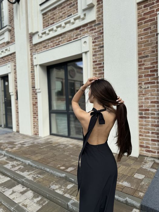 Плаття з відкритою спиною