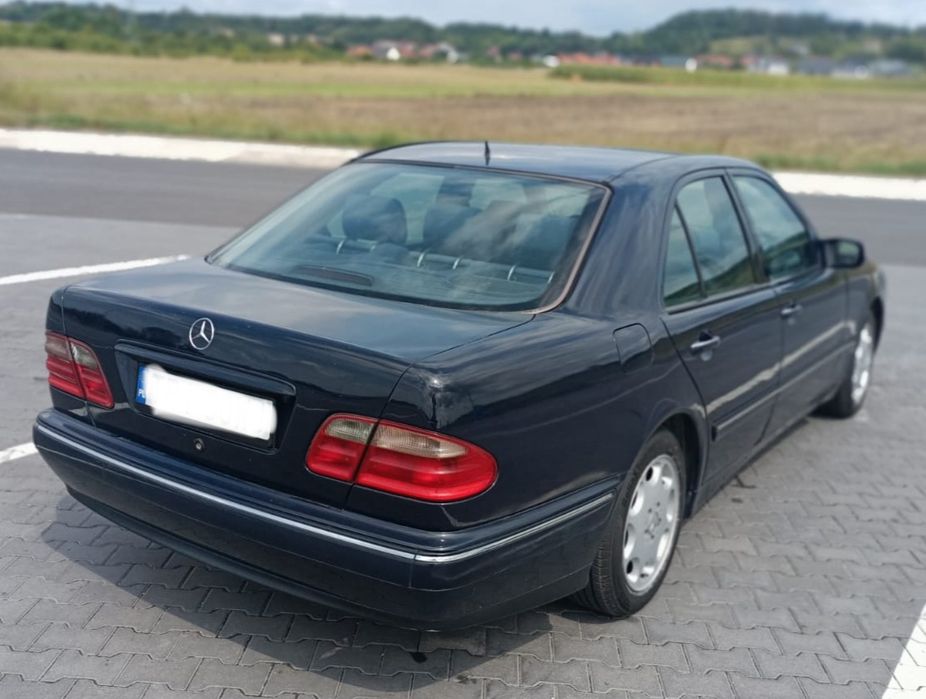 Mercedes-Benz E210 elegance