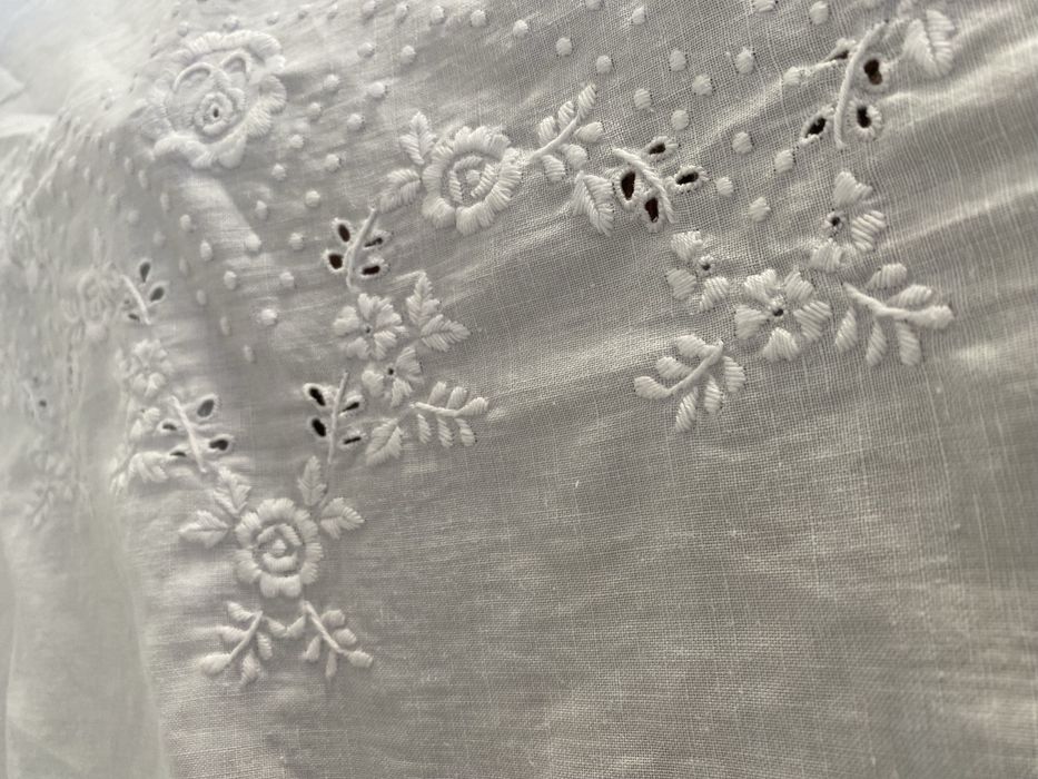 Toalha grande de linho bordada com guardanapos - Nova