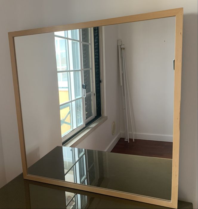 Cama MALM IKEA com mesinha cabeceira e espelho