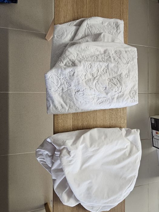 Berço ikea com lençóis e protetores