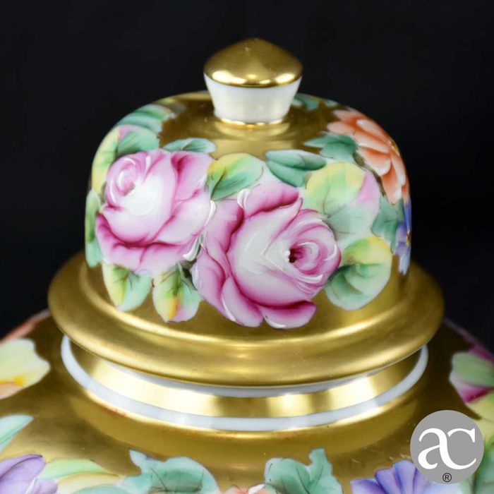 Par de potes com tampa em porcelana Vidal Arte, pintado a ouro e à mão