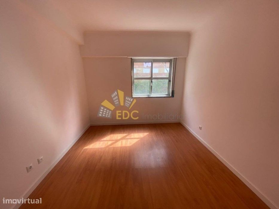 Apartamento T2 Transformado em T3 | A 5 Minutos da Estação | Tapada...