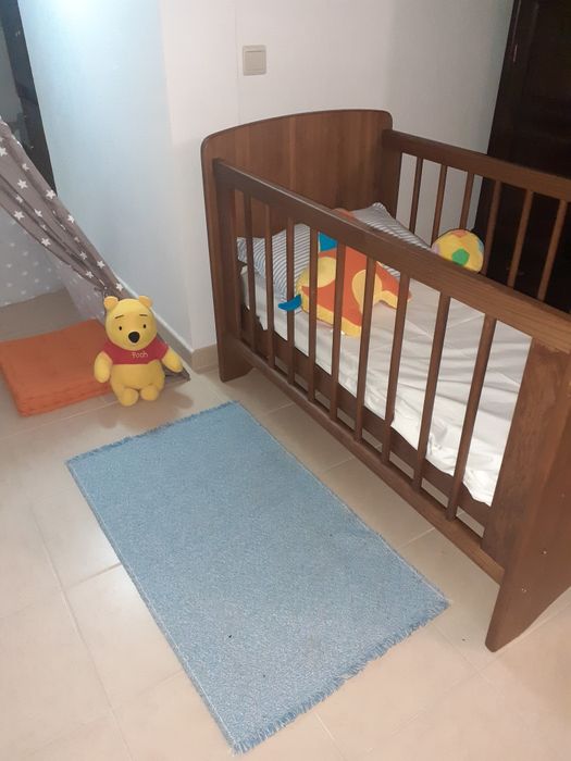Berço de grades em madeira maciça, com colchão incluído