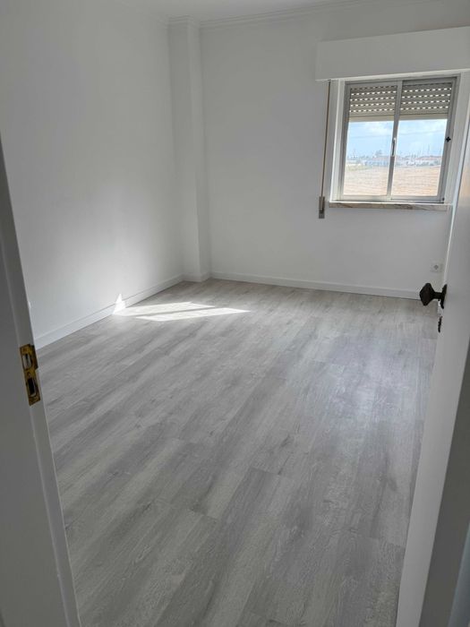 Arrendo T2 Remodelado com 3 assoalhadas no Carregado