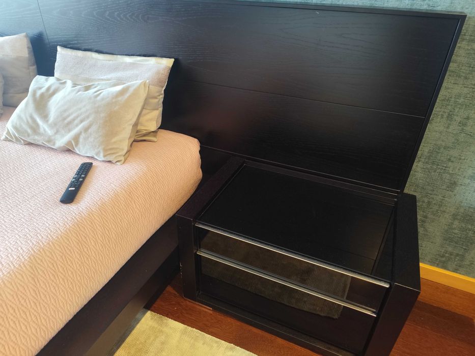 Mobília de Quarto Casal Wengué – Cama 1,60m + Mesas + Camiseiro