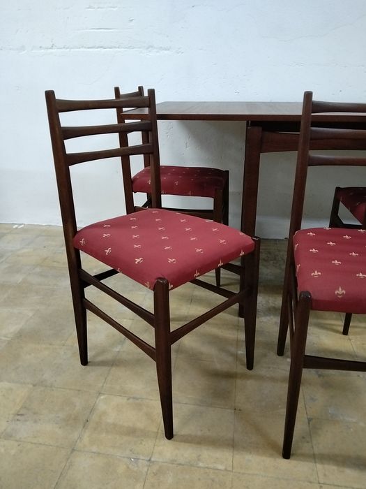 Mesa com 5 cadeiras
