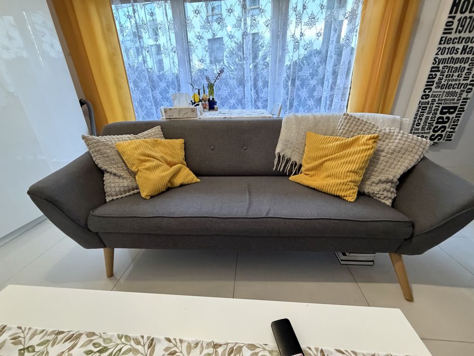 Szara sofa na nóżkach