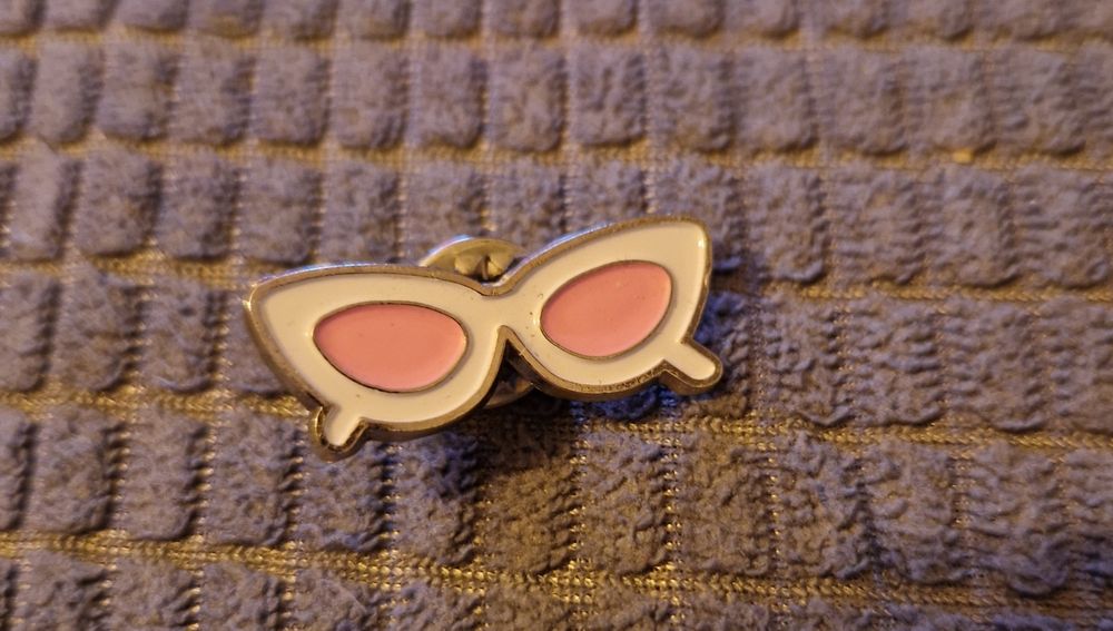 Przypinka Barbie okulary