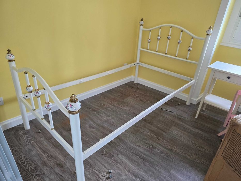 Cama de ferro vintage ótimo estado e colchão novo