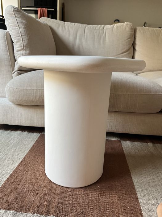 Mesa de apoio exterior ou interior Macarella de cimento branco 48 x 47 cm forma orgânica curva Kave Home