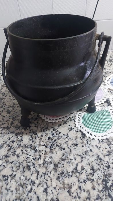 Vendo panela de ferro de 3 pés  de 5 litros sem tampa