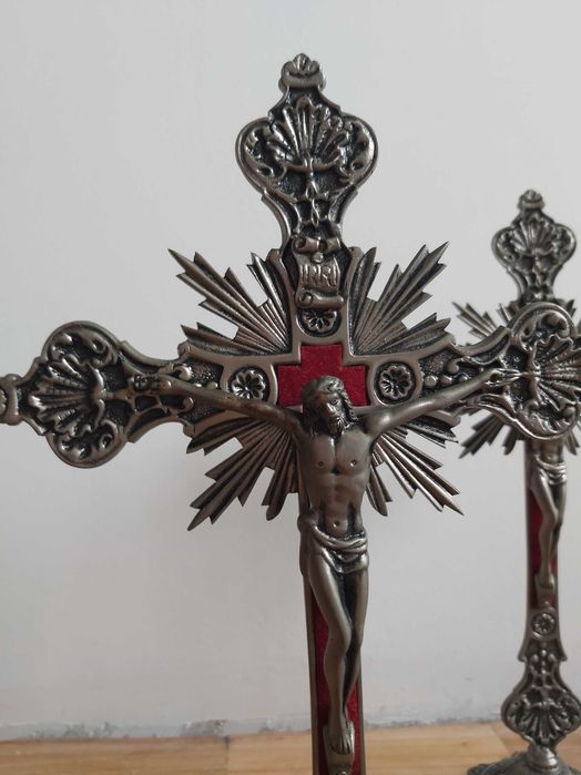 Três(3) Estátuas Crucifixo de metal. Peças muito antigas.