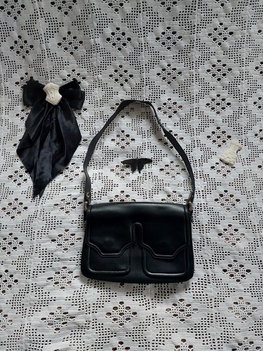 Чорна сумка на багато відділень