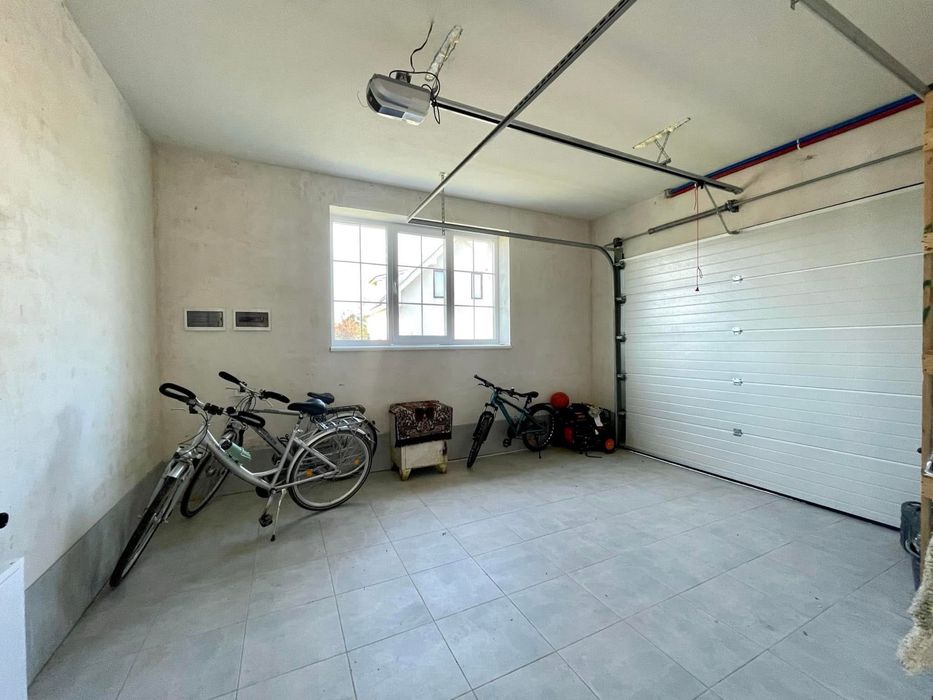 Продам будинок неподалік міського озера!