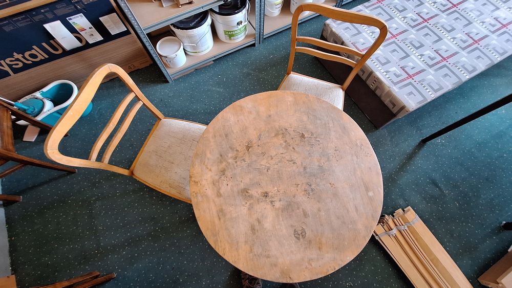 Stolik okrągły złota brzoza 70 cm + 2 krzesła