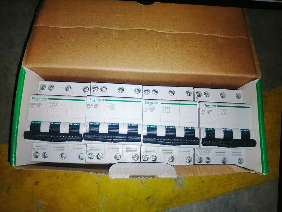 Vários disjuntores novos