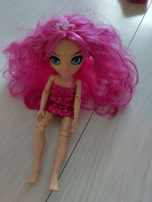 Auto z przyczepą campingowa plus lalka