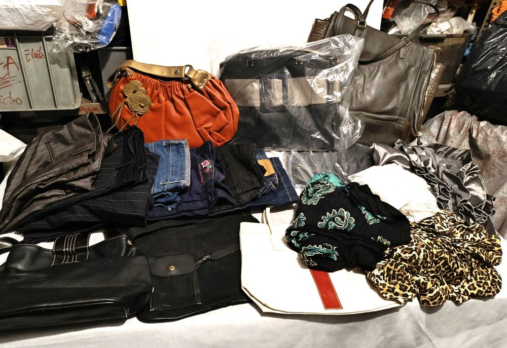 Conjunto de Bolsas, Calças e Camisas de Mulher