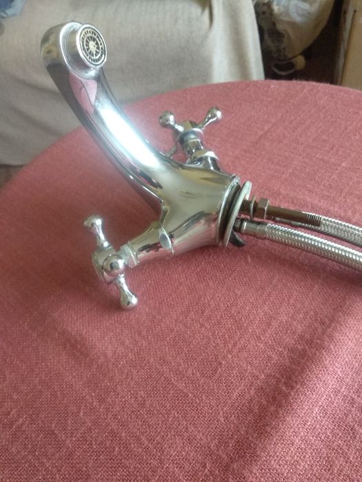 Смеситель латунный для умывальника с новыми шлангами