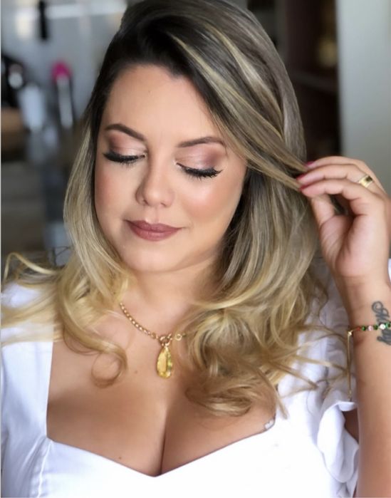 Cabeleireira e maquiadora brasileira. Apanhado para Noivas e eventos