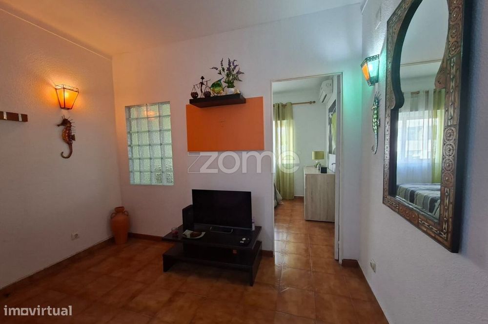Apartamento T0+1 - Em condomínio com piscina.