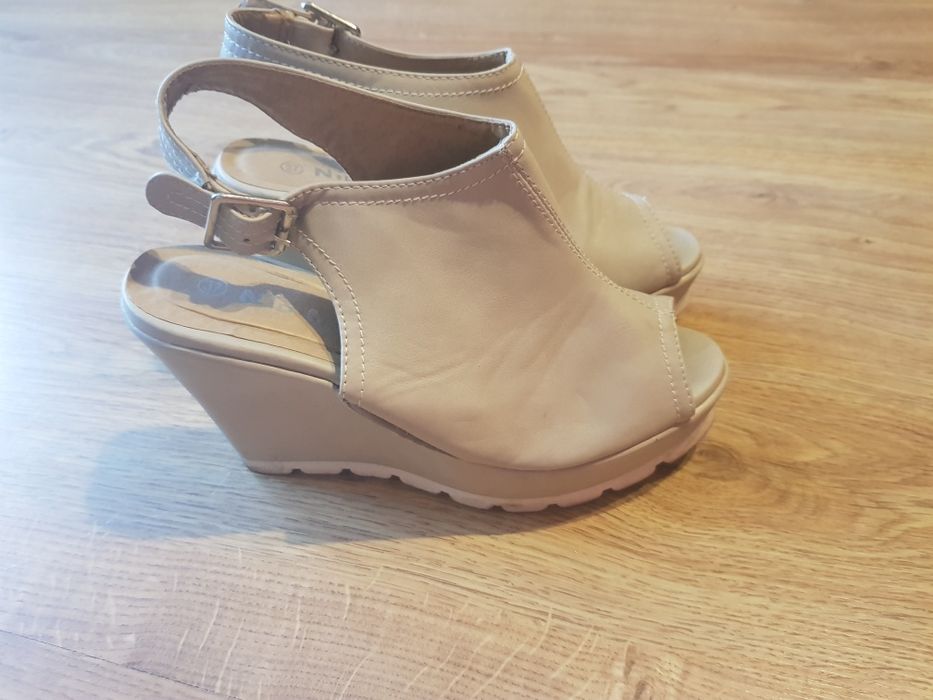 Buty na koturnie