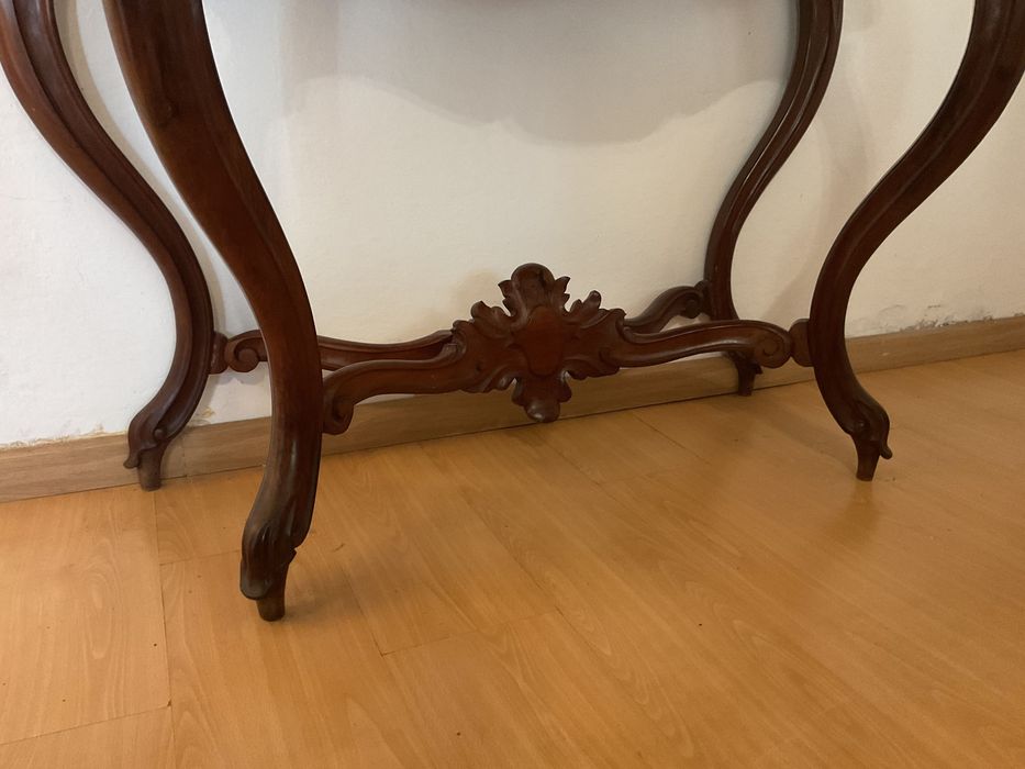 Mesa estilo Luis XVI com tampo em pedra