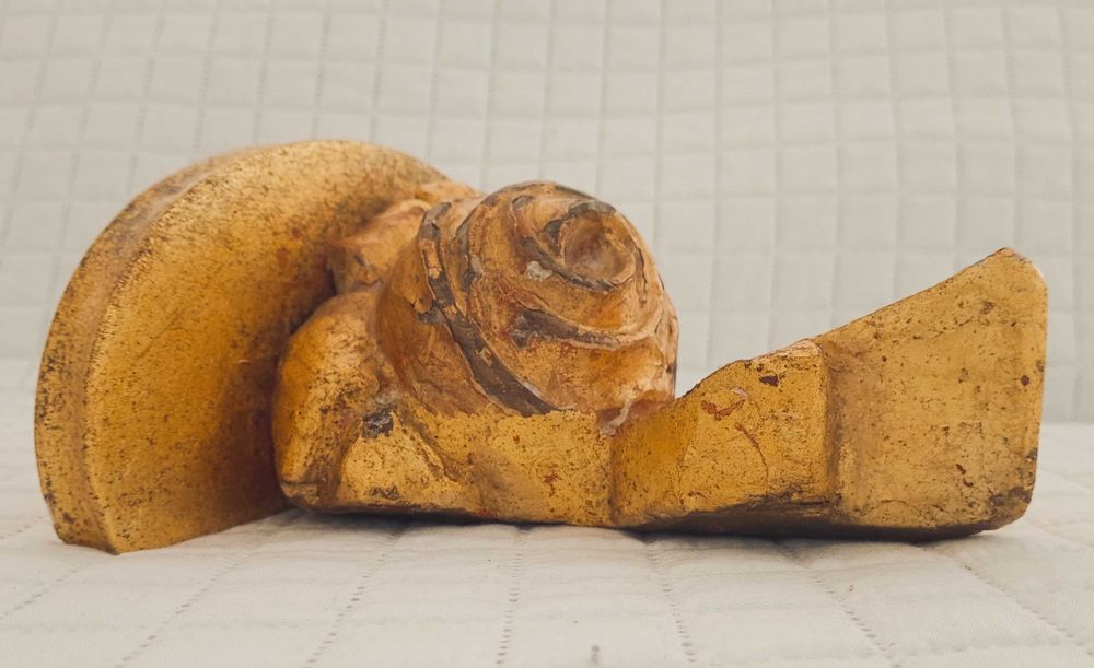 Pequena misula em talha dourada, muito antiga