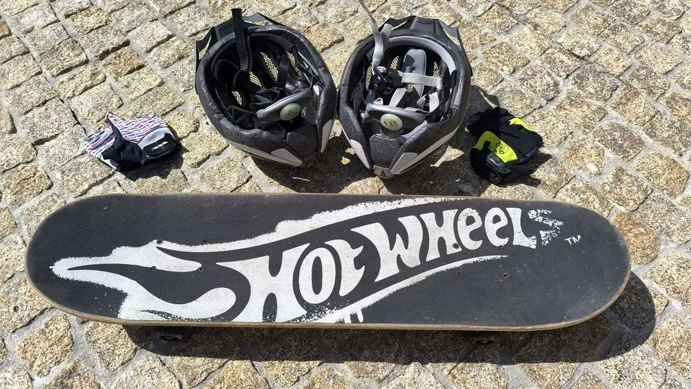 Skate Hot Wheels + 2 capacetes ajustáveis + 2 pares de luvas