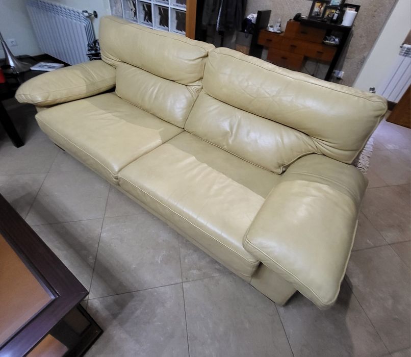 Sofás em pele em bom estado