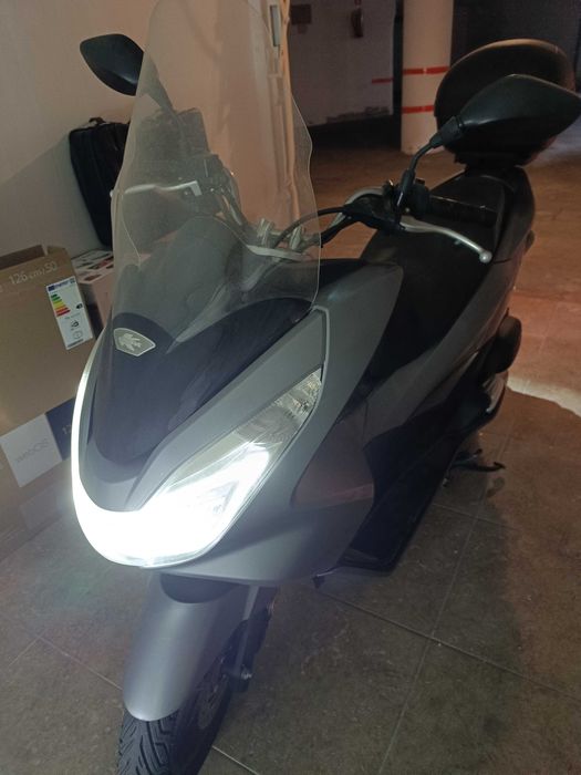 PCX 125 2588 KM - guardada em garagem