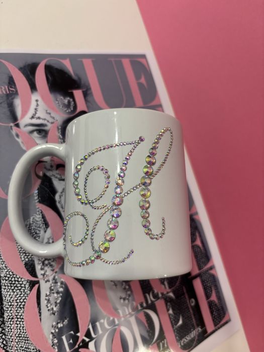 Ręcznie zdobiony kubek z inicjałem "H,N" – Prezent