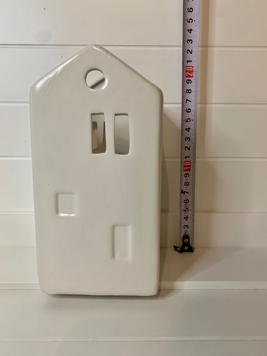 ceramiczna figurka domu